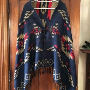 Aztec poncho with front clasp, OS